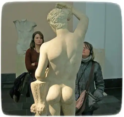 Cultura, museo Pergamon a Berlino. Statua, turiste, visitatrici