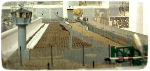 Plastico del Muro esposto al Mauer Museum di Berlino