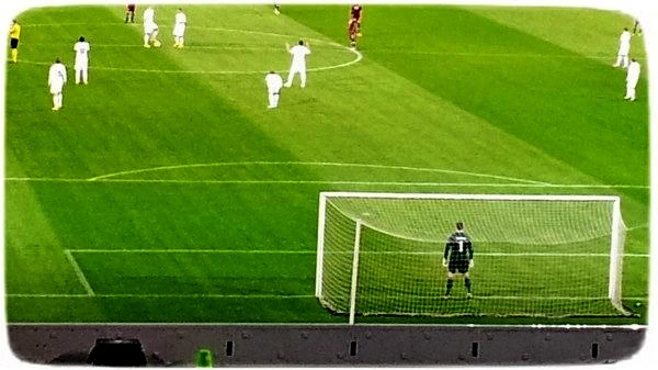 Campo di calcio, partita, portiere in porta
